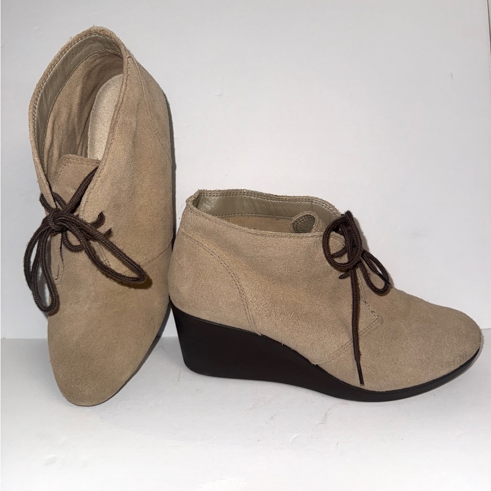 Crocs Booties Womens 7.5 Leigh Lace Up Wedge Heels Tan Suede Ankle Top 203419